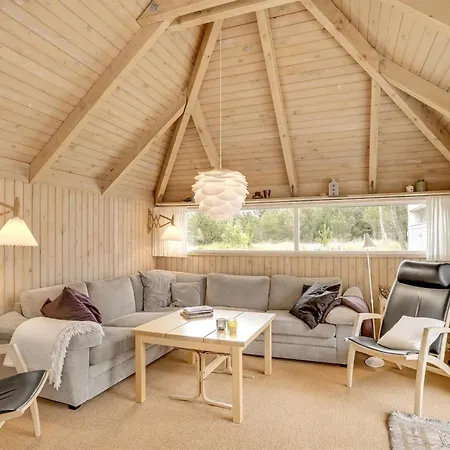Gunnie - 1-1km From The Sea By Interhome